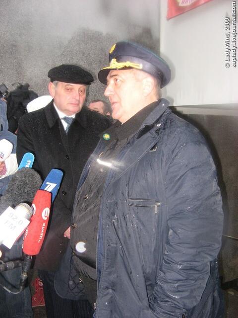 Дмитрий Владимирович Гаев даёт интервью на ступеньках.